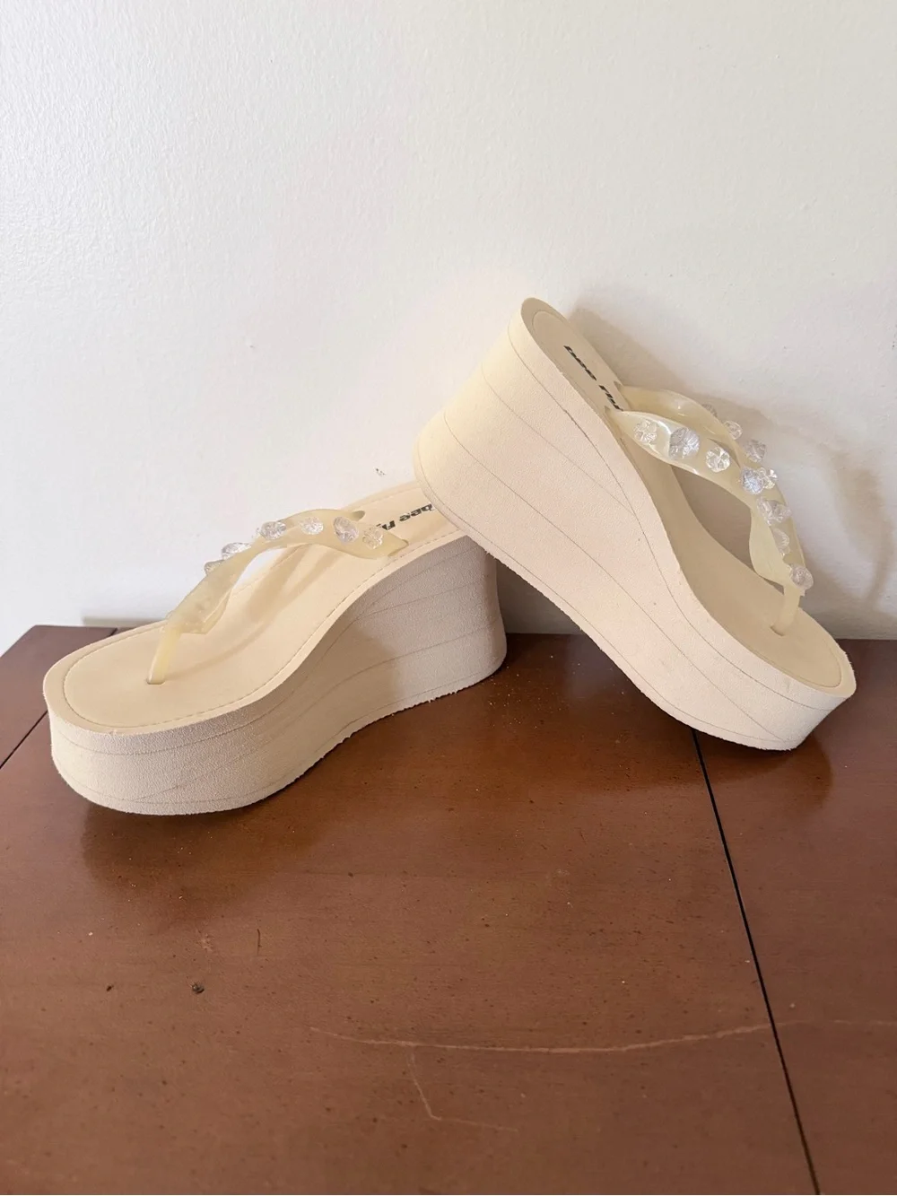 Vintage Y2K Bee Fly Chunky Wedge Platform Flip Flip Sandal Heels Cream Beaded 7